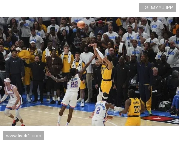 哈利伯顿抓住挡拆机会提升组织效率，领先库里关键时刻助攻表现