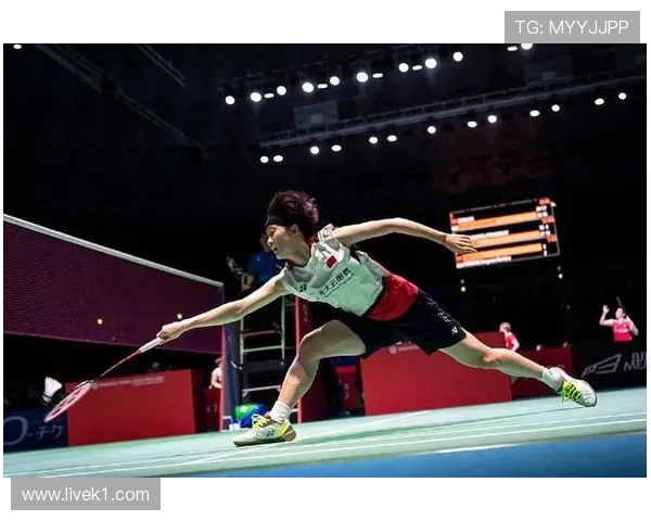 山口茜那运动员气质，一下赛场像变了个人，有点像隔壁剧组突然跑出来的女主角？